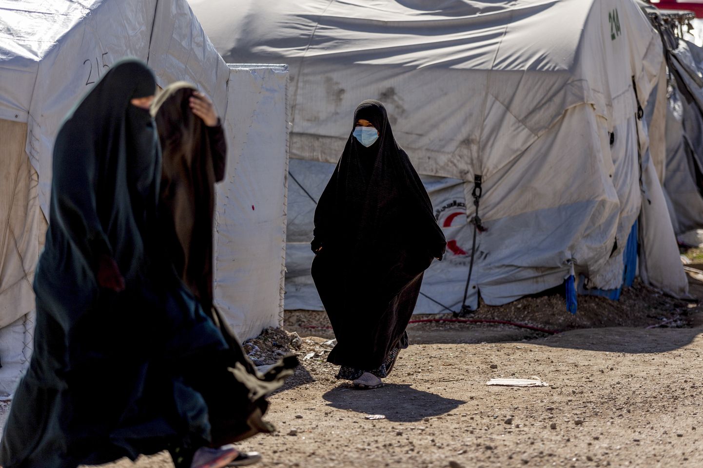 Naised eelmisel aastal Süüria Roj kinnipidamislaagris, kust nüüd toodi koju kaks Norrast ISISega liituma sõitnud õde.