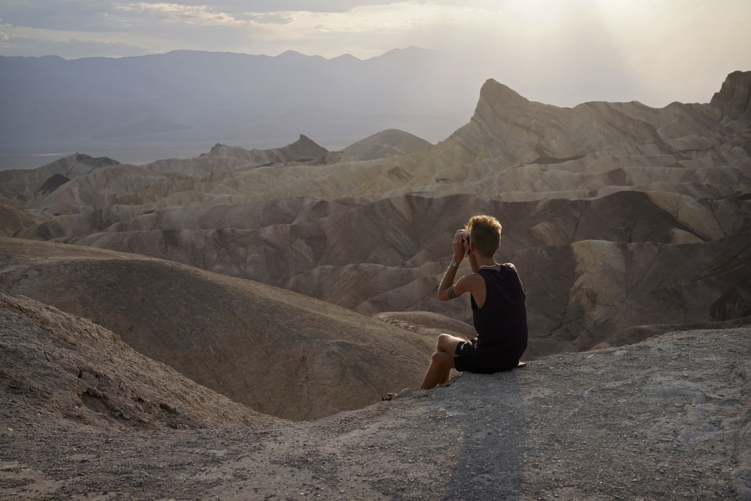 Matkaja pildistamas USA California Surmaorus maastikkku, temperatuur tõusis 11. juulil seal +54,4 kraadini