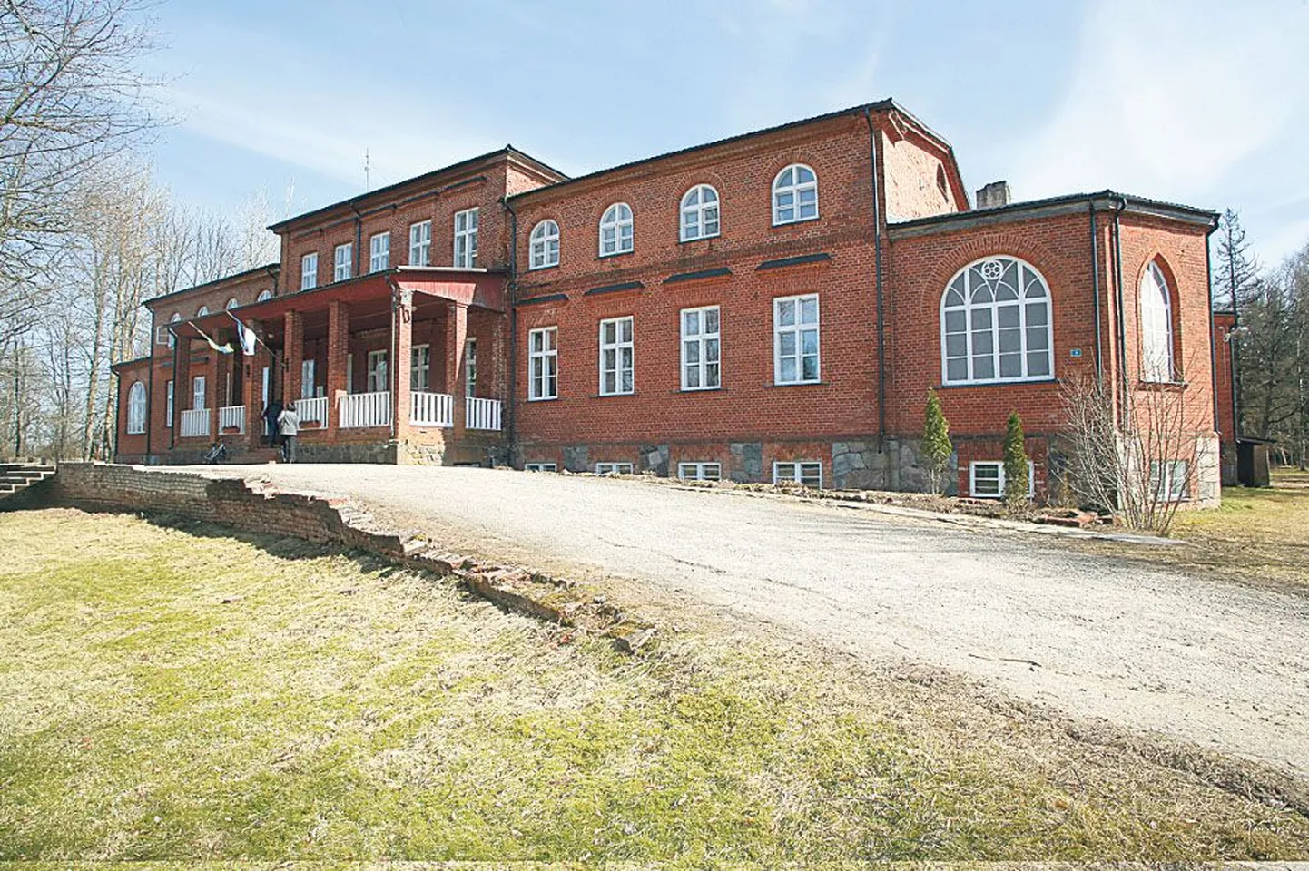 Üle saja-aastane Tihemetsa põhikool töötab 1858. aastal kalevivabrikant Zoeppfelile ehitatud elamus, sügisest seal enam koolikell ei helise.
