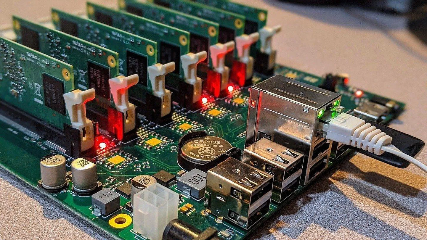 Arvutihuvilistele teada-tuntud Raspberry Pi on üks hea odav seade, millega ehitada omale maailmalõpu võrguühendus, kuid selleks sobib ka suvaline vana arvuti või telefon.