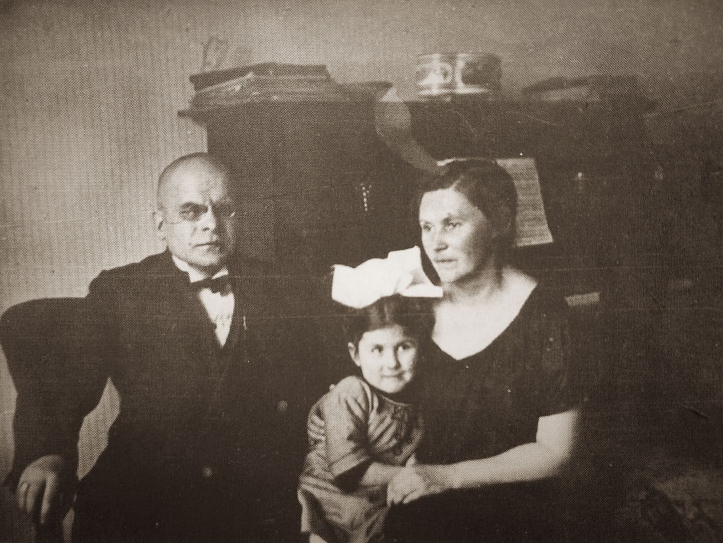 Edvarts Virza ar sievu, dzejnieci Elzu Stērsti un meitu Amarilli 1925. gadā. Foto no Annas Žīgures grāmatas "Marselīne" (Jumava, 2005).