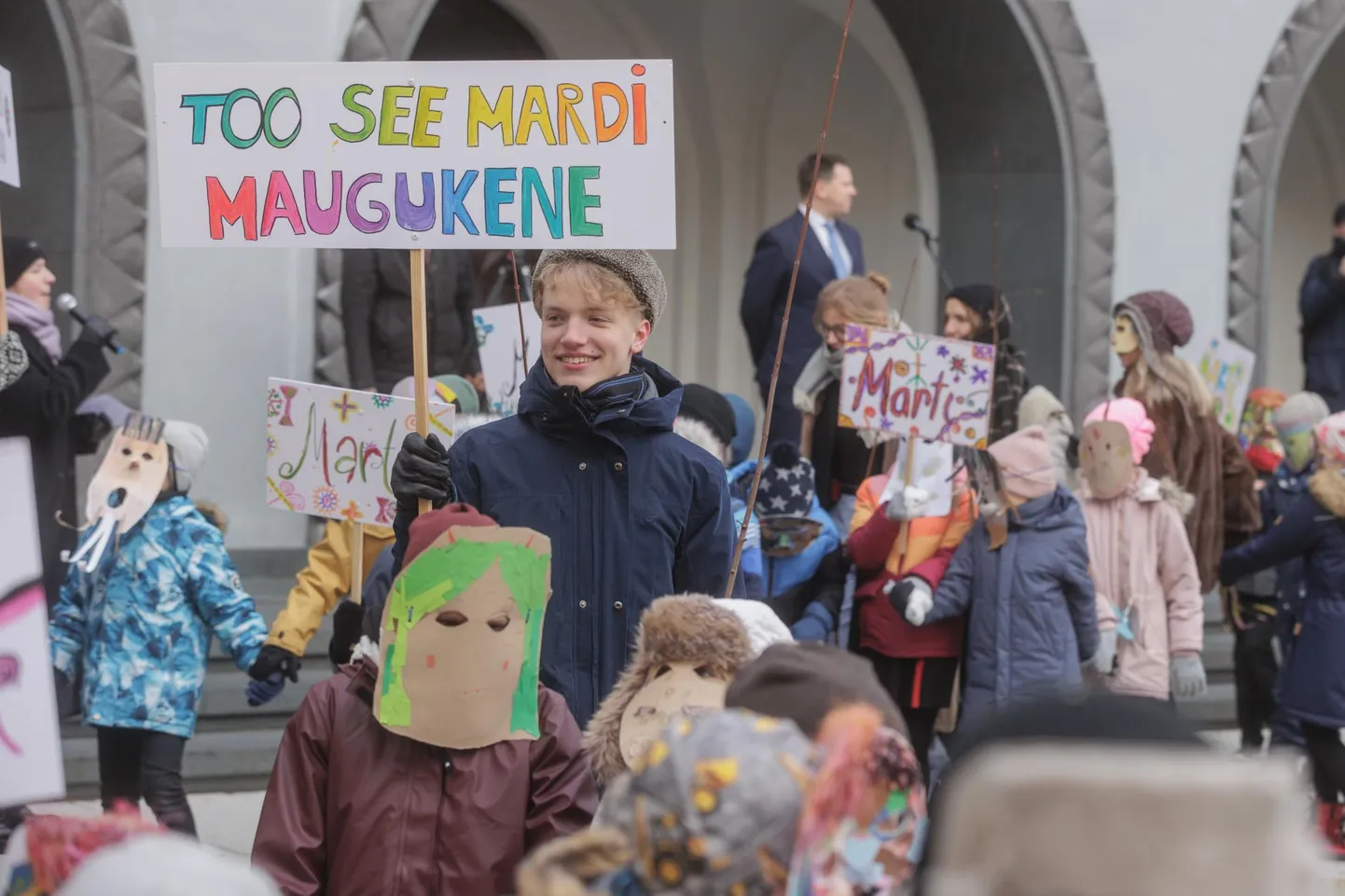 Riigikogu esimees Jüri Ratas tervitab Vanalinna Hariduskolleegiumi ja Püha Miikaeli Kooli väikeseid mardisante Toompea lossi sisehoovis.