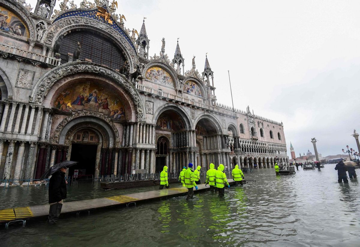 Üleujutatud Veneetsia Püha Markuse väljakule tuli ehitada hulpivad kõnniteed.