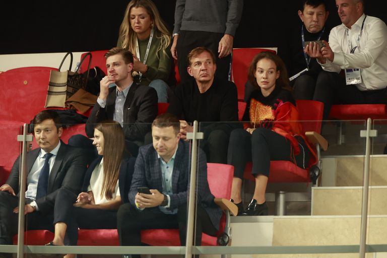 Urmas Sõõrumaa koos kallimaga WTA turniiril. Eesreas istuvad Mihhail Kõlvart ja Anastassia Kovalenko-Kõlvart.