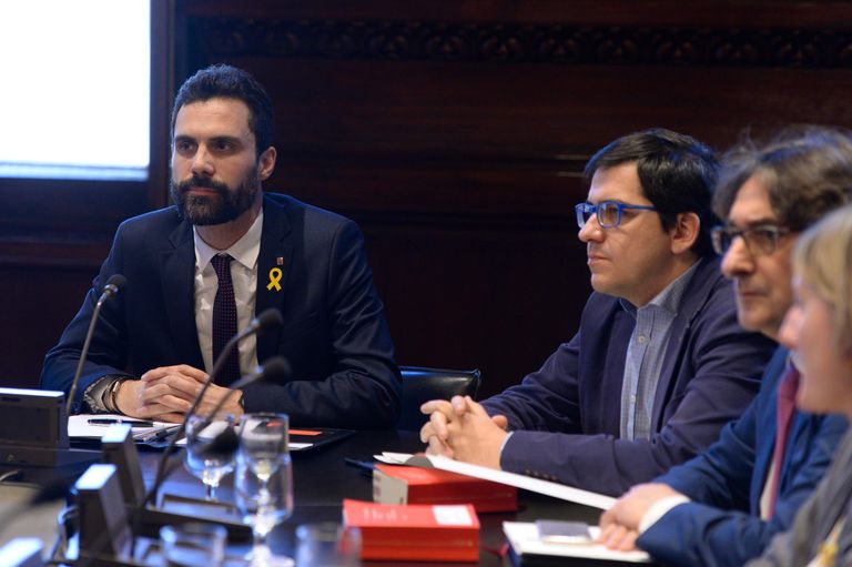 Kataloonia regionaalparlamendi spiiker Roger Torrent (vasakul) täna Barcelonas.