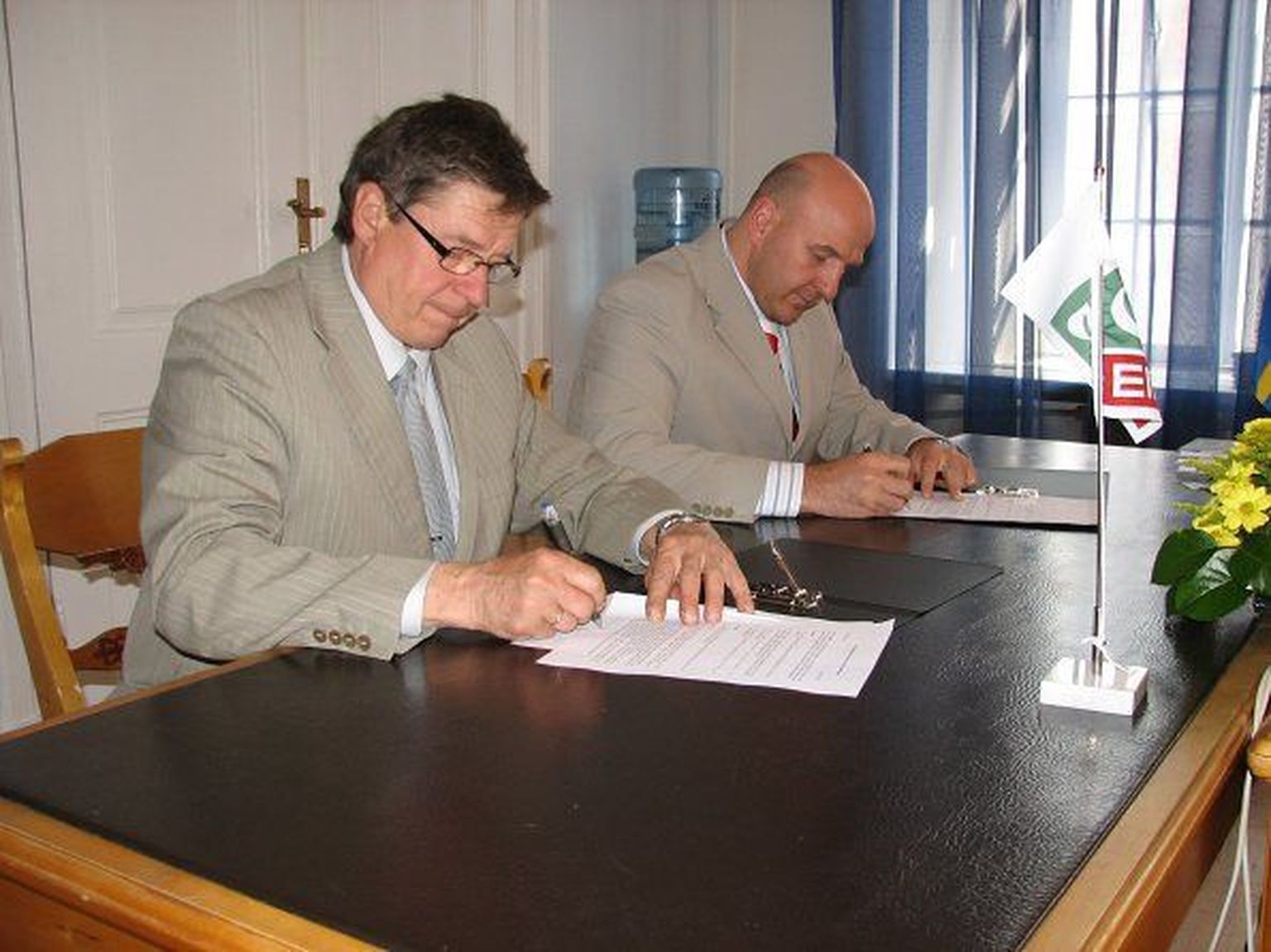 Rektor Mait Klaassen (esiplaanil) ja Andres Jaadla allkirjastasid täna Rakvere ja maaülikooli koostöölepingu.