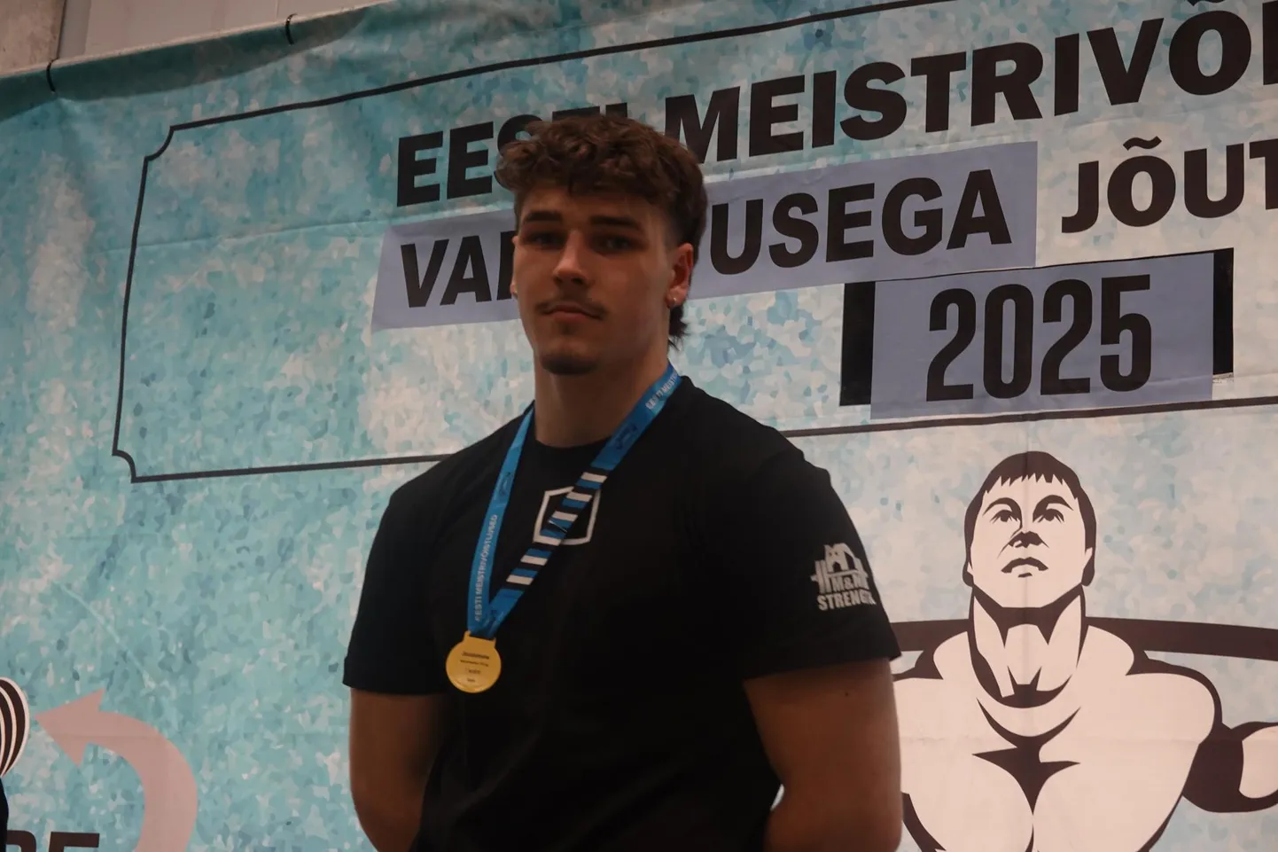 Viljandi jõutõstja Markus Järvsoo püstitas noorte vanuseklassis varustusega jõutõmbes uue rekordi ning teenis Eesti meistri tiitli.