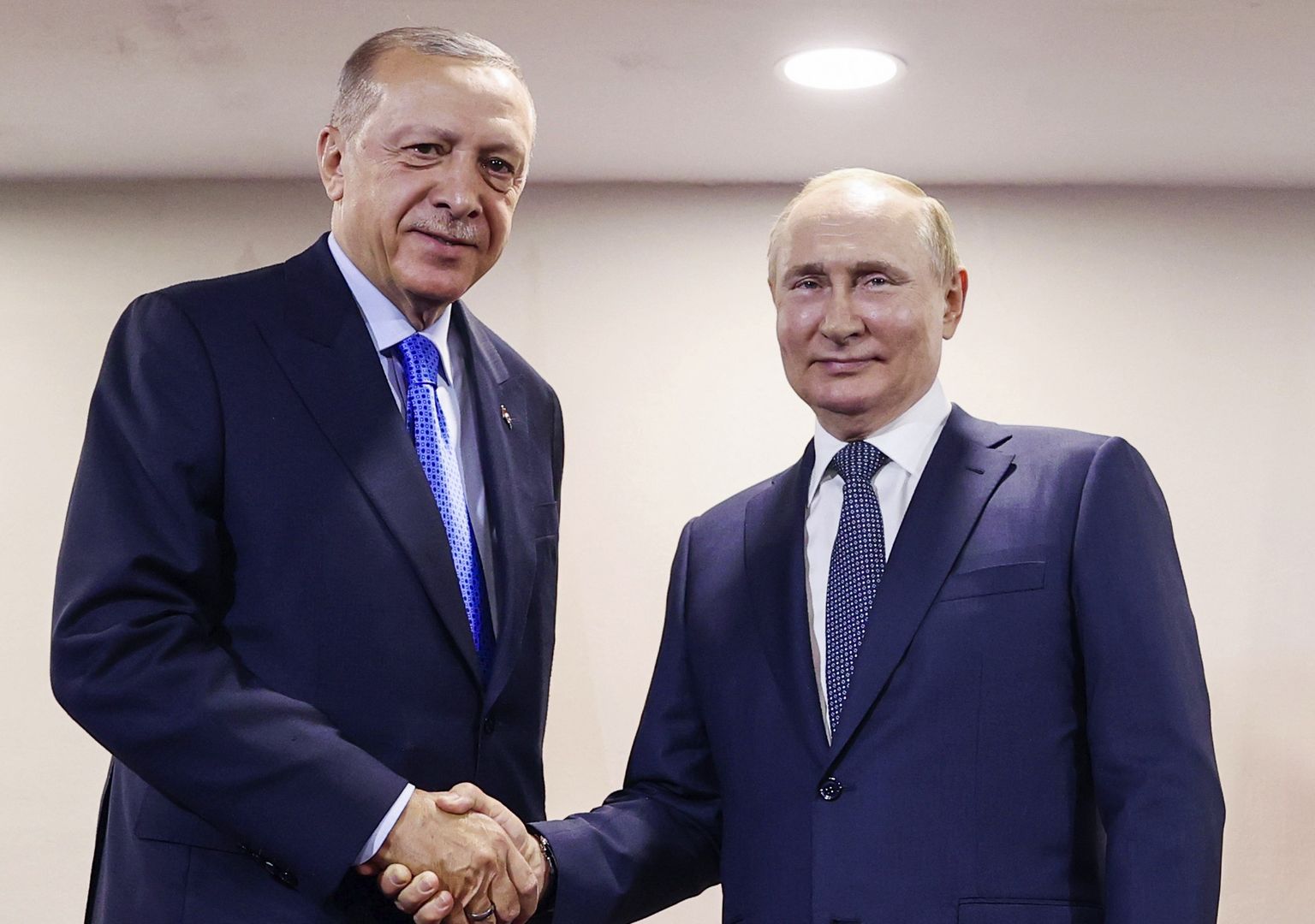 Президент Турции Реджеп Тайип Эрдоган в Тегеране в июле 2022 года пожимает руку президенту России Владимиру Путину. Лидер РФ был одним из первых, кто поздравил турецкого лидера с перезбранием на пост президента после второго тура выборов 28 мая 2023 года.