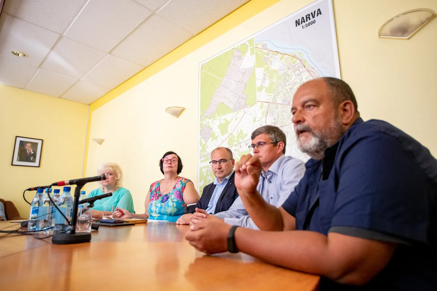 Narva volikogu erakorraline istung tankiküsimuses.