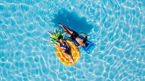 Luksuskuurordi basseinist kohtupinki – Mallorca turistid astusid üle piiri