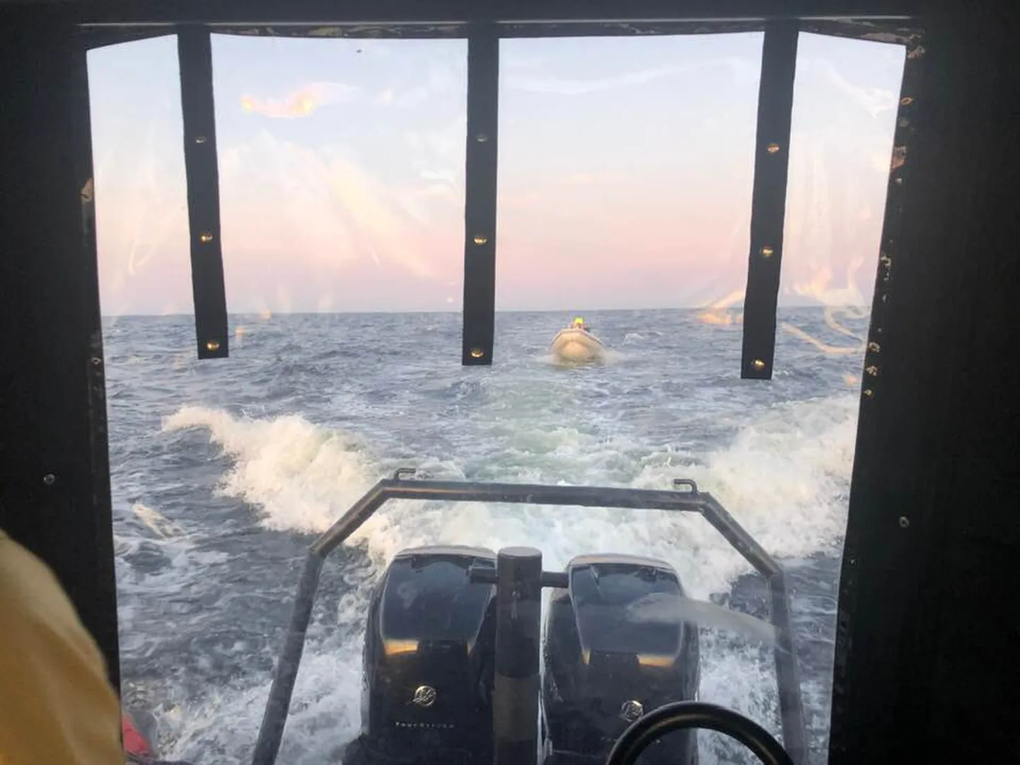 Спасатели помогли заблудившемуся в море.