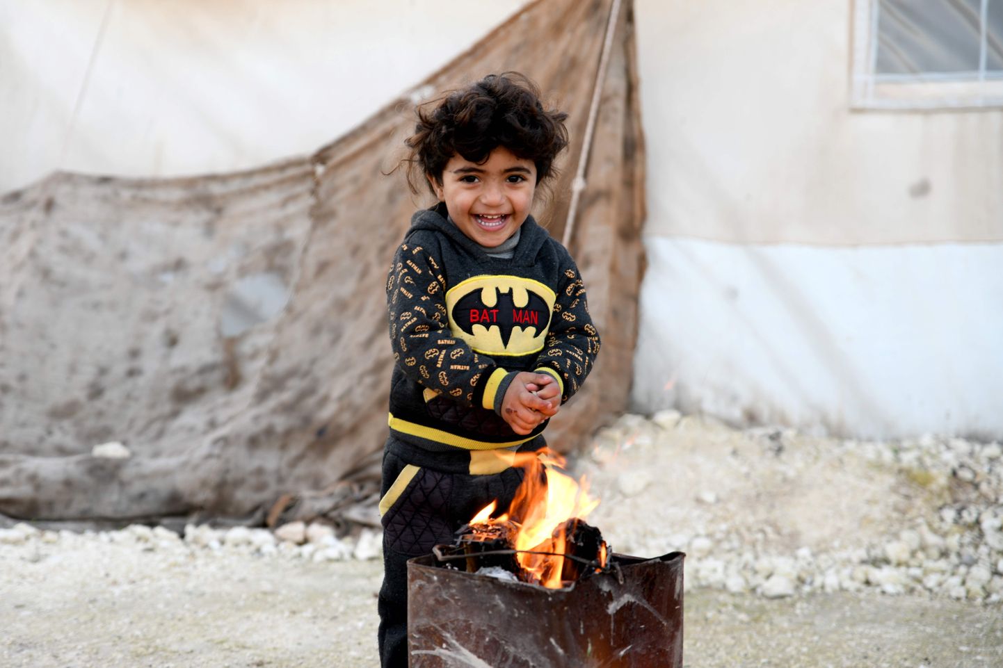 Väike Süüria sisepõgenik end lõkke juures soendamas.