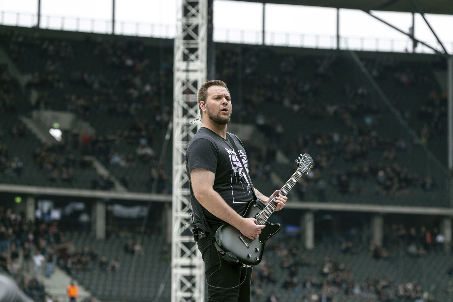 Norra bändi Bokassa laulja ja kitarrist Jørn Kaarstad esinemas Metallica tuuril kuu alguses Berliinis.