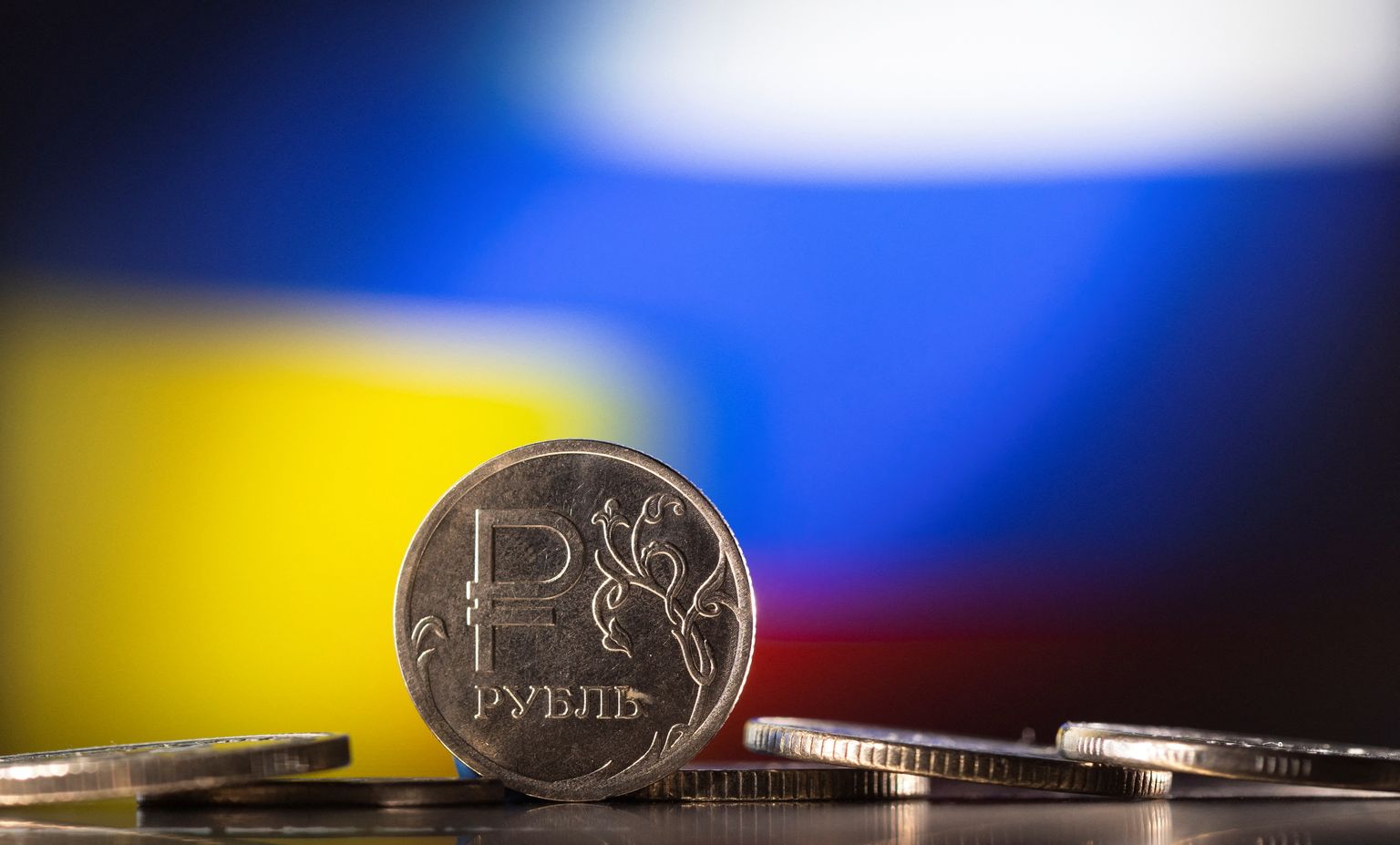 Vene rubla münt Ukraina ja Venemaa lipu värvide taustal.