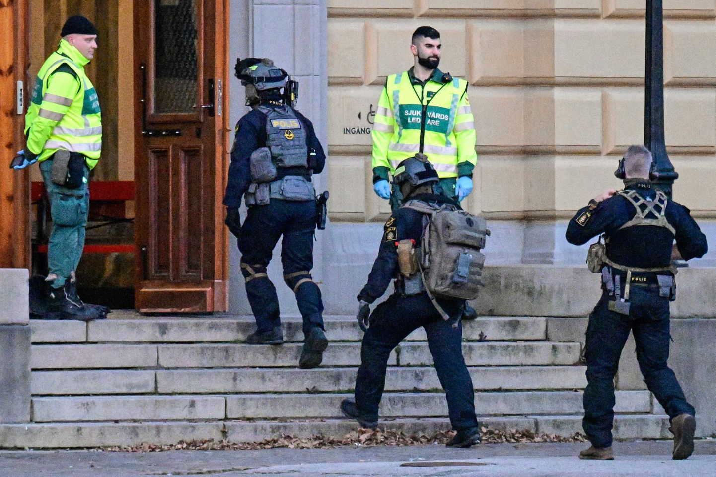 Rootsi politseinikud sündmuspaigal Malmös.