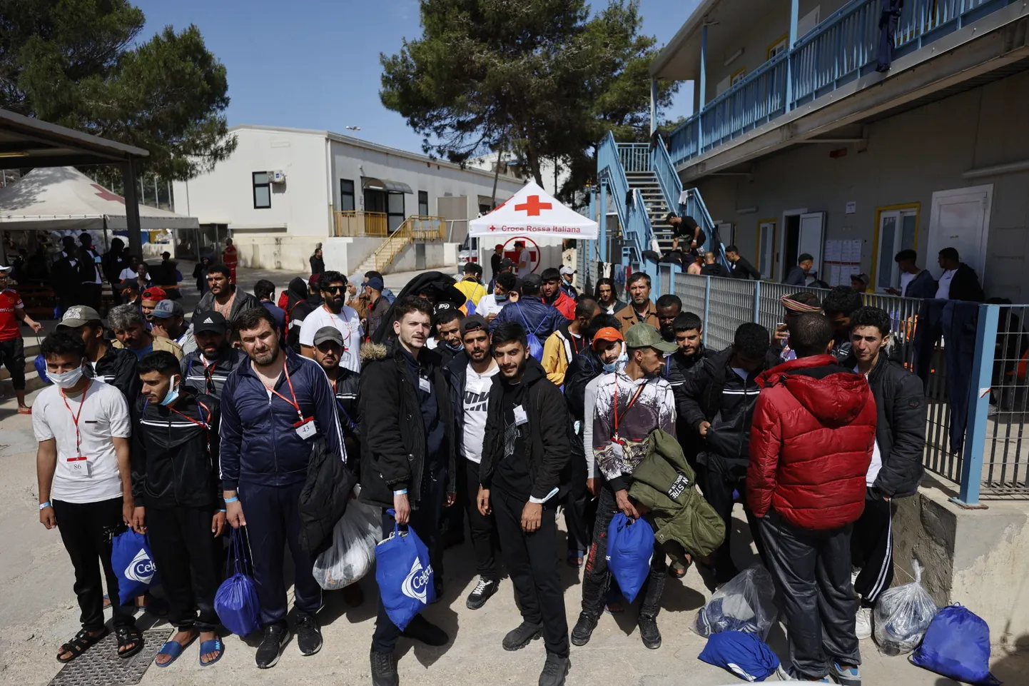 Migranti imigrantu uzņemšanas “karstajā punktā” Sicīlijas salā Lampedūzā, Itālijas dienvidos, 2023. gada 14. jūnijā.