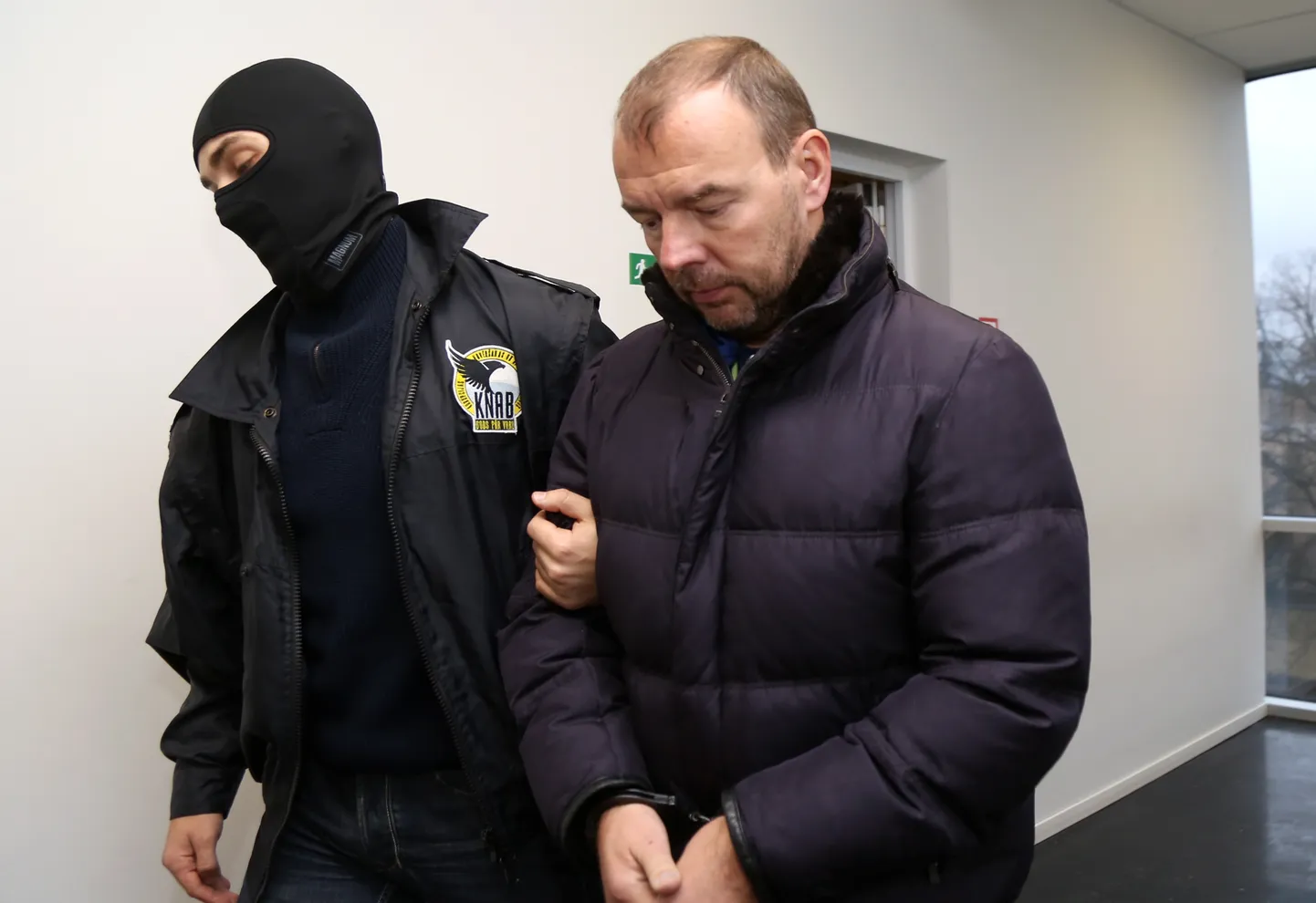 Мариса Мартинсонса конвоируют в суд