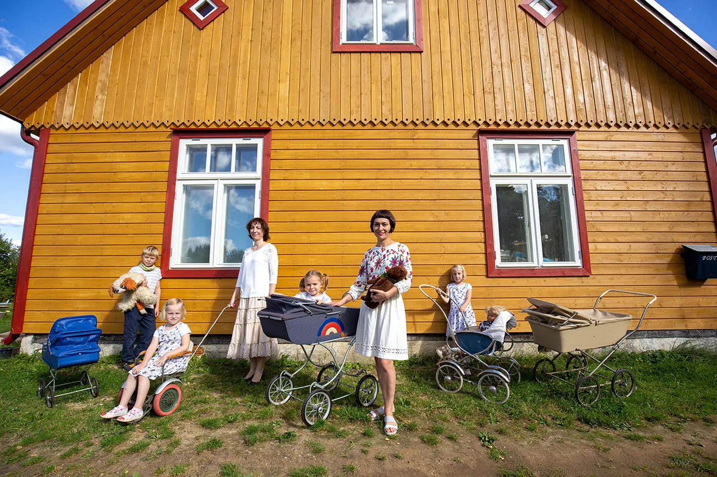 Kärude muuseumi rajamiseks on toetust vaja. Pildil vasakult Timur Trofimov, Dana Winczlawski, Jekaterina Winczlawski, Vassilissa Trofimova, Aljona Suržikova ja Sarah Winczlawski.
