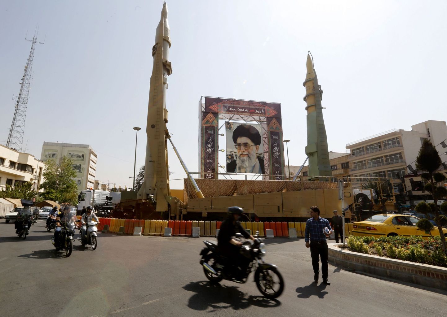 Sejjil- tüüpi rakett Ayatollah Ali Khamenei portree kõrval.