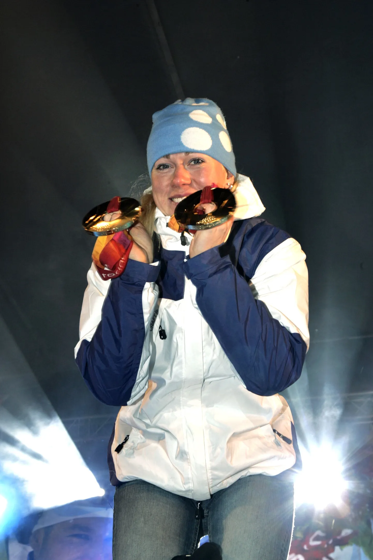 Kristina Šmigun-Vähi Torino OMil võidetud kuldmedalitega.
