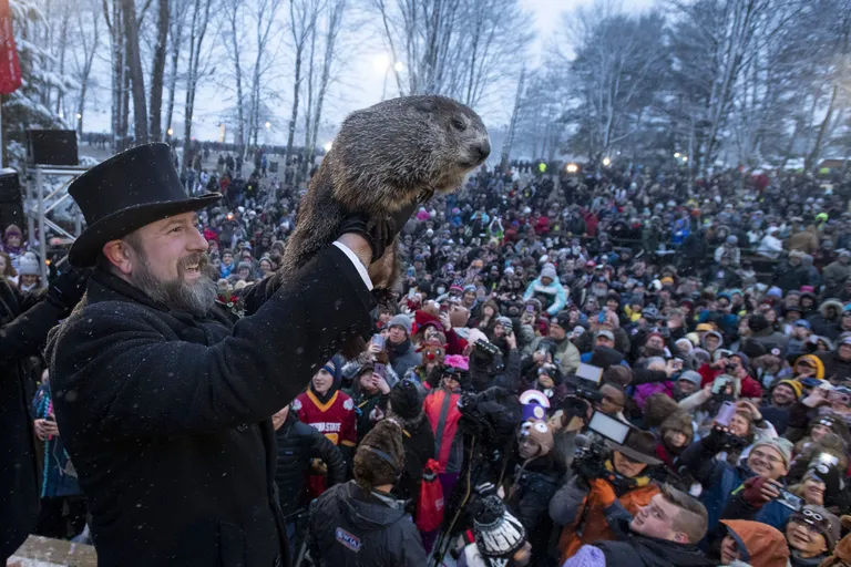 Metsümiseja klubi esindaja Al Dereume hoiab 2. veebruaril 2020 rahva ees Punxsutawney Phili.