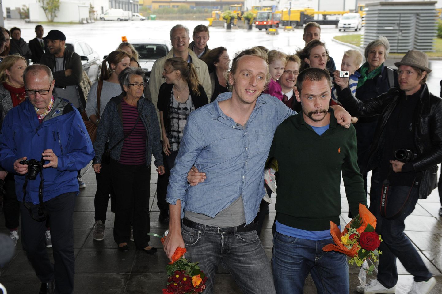 Reporter Martin Schibbye (vasakul) ja fotograaf Johan Persson täna Arlanda lennuväljal.