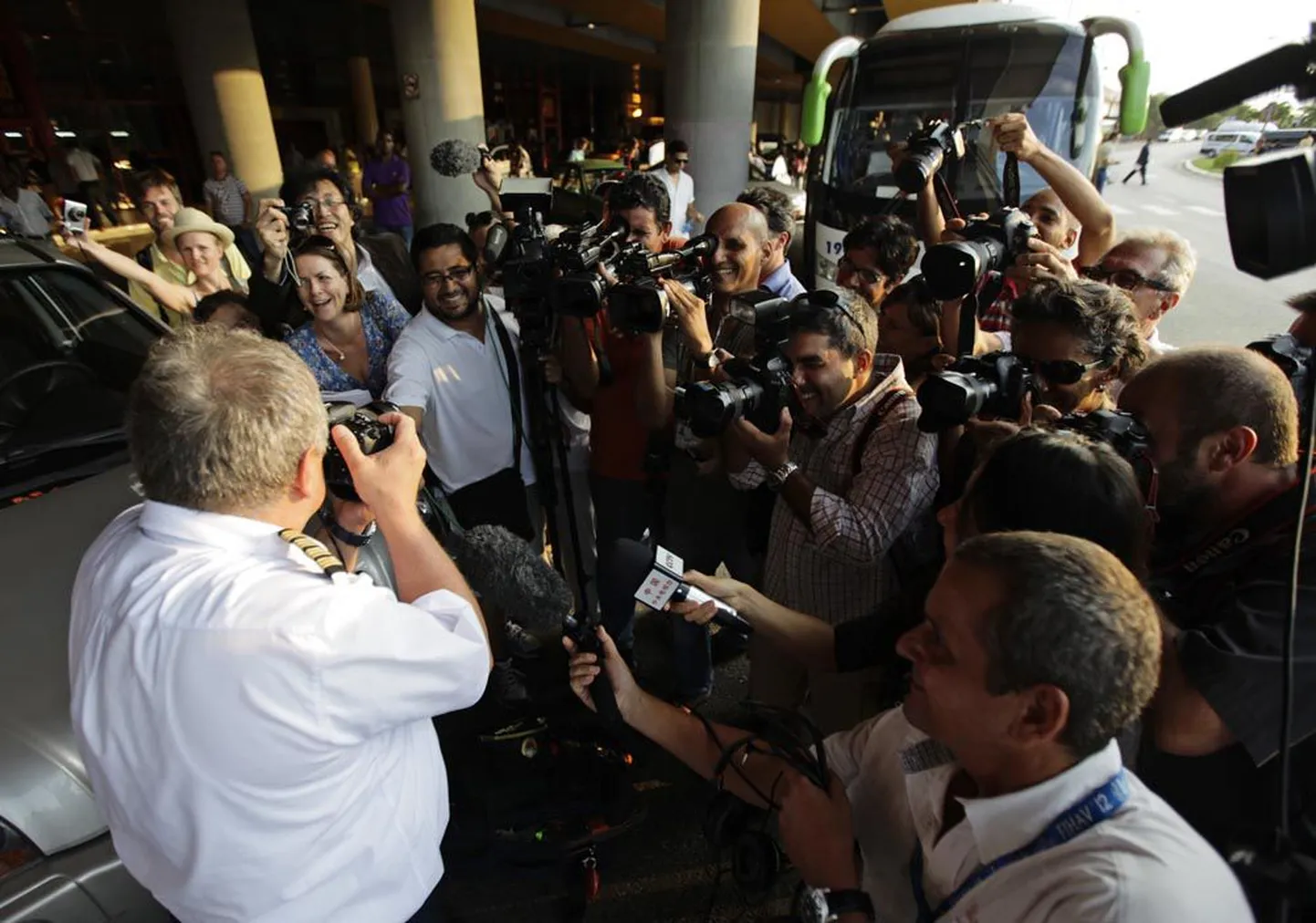 Kuigi Edward Snowdenile määratud koht jäi esmaspäeval Moskvast Havannasse saabunud lennukis tühjaks, võttis lennuki meeskonda Kuuba pealinnas vastu hulk ajakirjanikke, keda üks meeskonnaliikmetest pildistab.