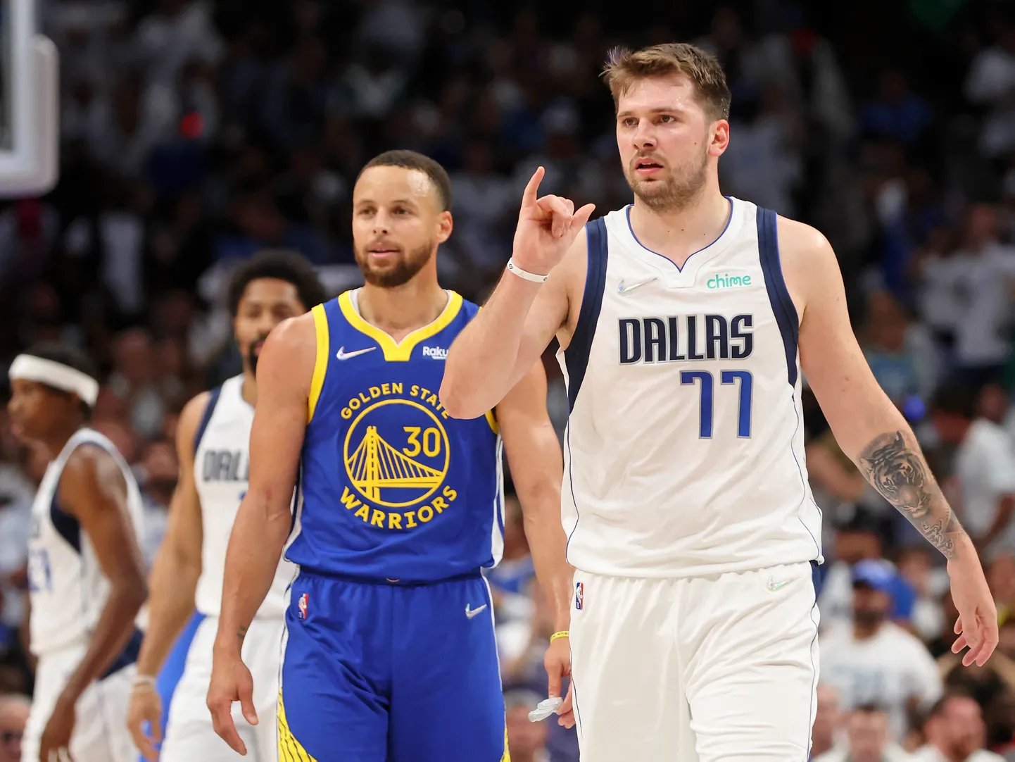 Luka Doncic (paremal) ja Dallas mängisid Stephen Curry ja Golden State'i üle.