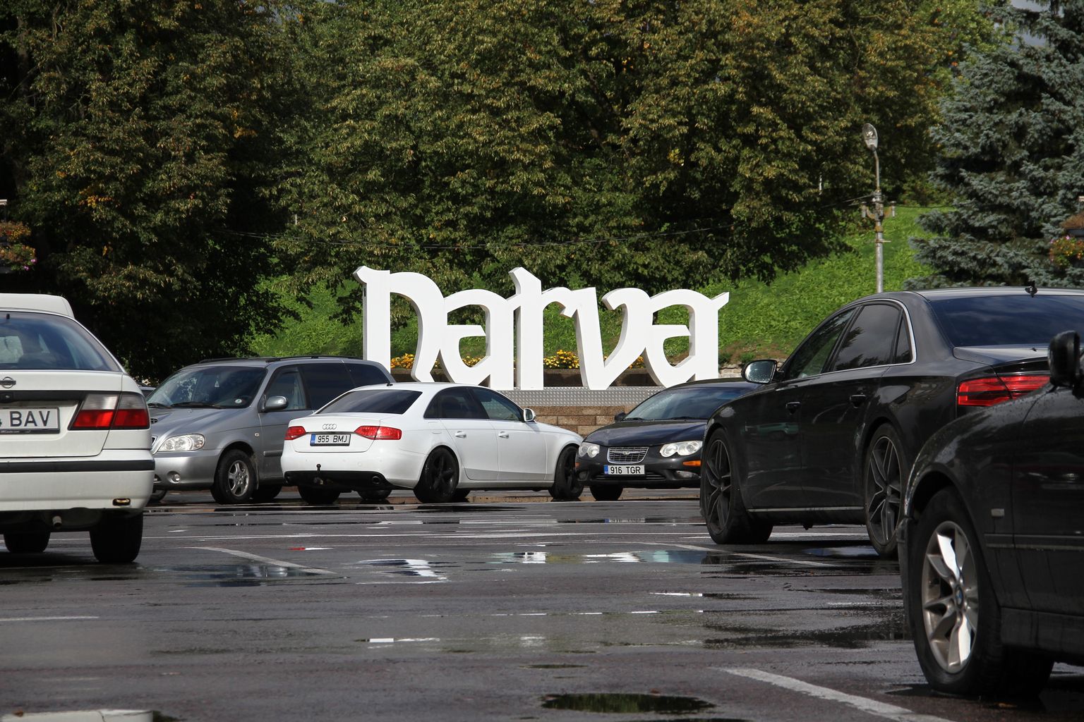 Топоним Narva на Петровской площади был задуман как один из символов города для туристов. Сейчас он находится на ремонте после того, как его повредили вандалы.