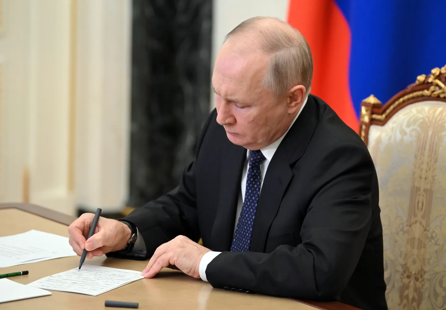 Venemaa president Vladimir Putin kuulab ettekannet Krimmi silla purustustest. Pilt on tehtud 17. juulil 2023.