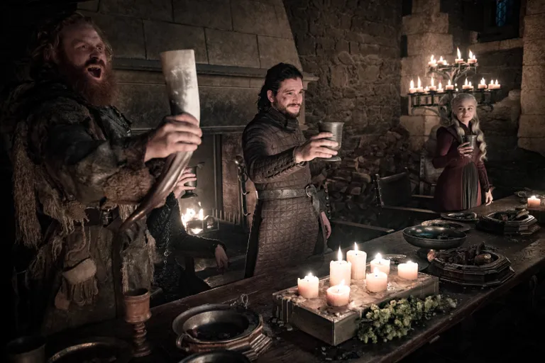 Kaader «Troonide mängu» kaheksanda hooaja neljandast osast. Vasakult Tormund Giantsbane (Kristofer Hivju), Jon Snow (Kit Harington) ja Daenerys Targaryen (Emilia Clarke)