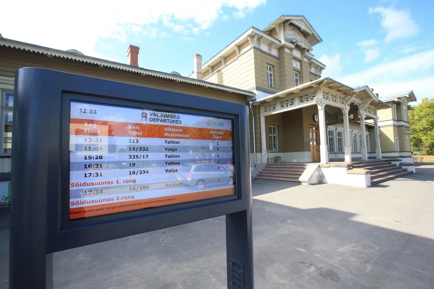 Tartu jaamahoones on paika saanud elektrooniline rongiinfotabloo, mille asukohas leppisid kokku Tartu linn ja Elron, tabloo paigaldamise korraldas Eesti Raudtee, kes jätkab vaksali omanikult ootesaali rentimist.