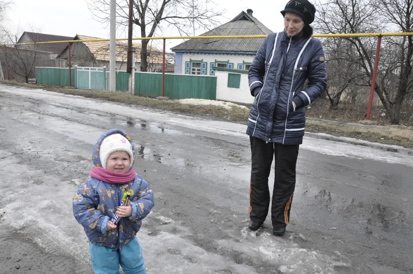 Kahe ja poole aastane Sofia ning tema ema Jana kodumaja ees 
tänaval. Ema sõnul pole pidev pommitamine veel mõjunud lapse arengule: 
Sofia räägib, liigub ja reageerib normaalselt.