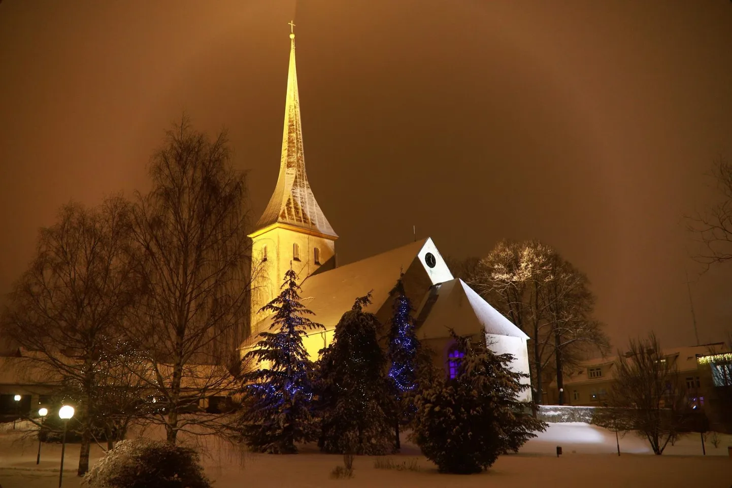 Rakvere Kolm­ainu kirikus peetakse jõululaupäeval neli teenistust, et rahvast hajutada.
