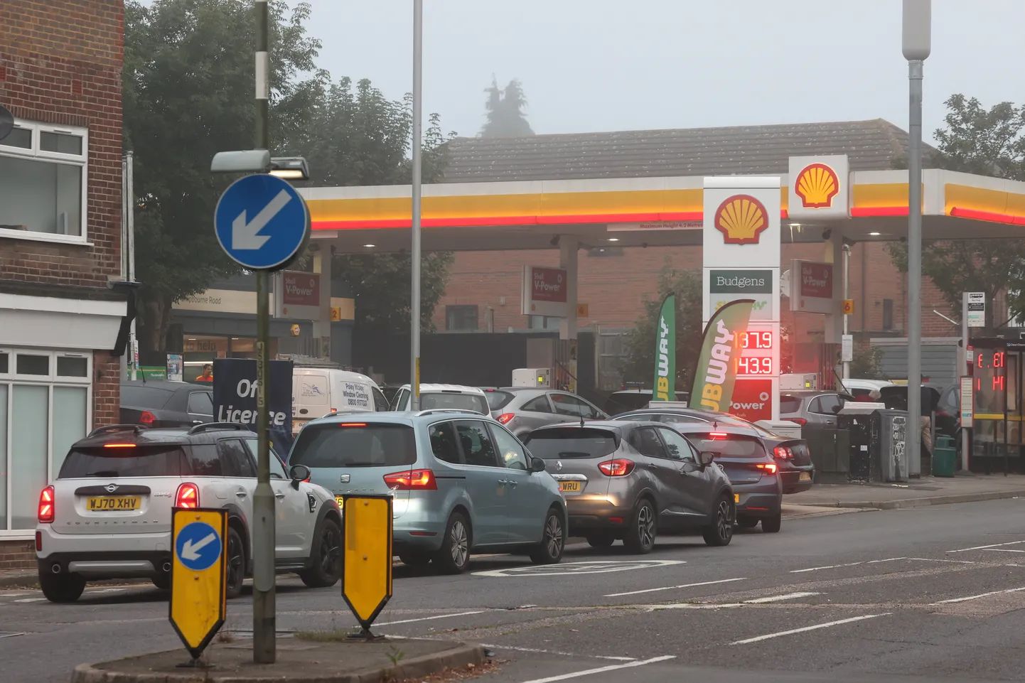 Järjekord Shelli teenindusjaamas Tonbridge'is.