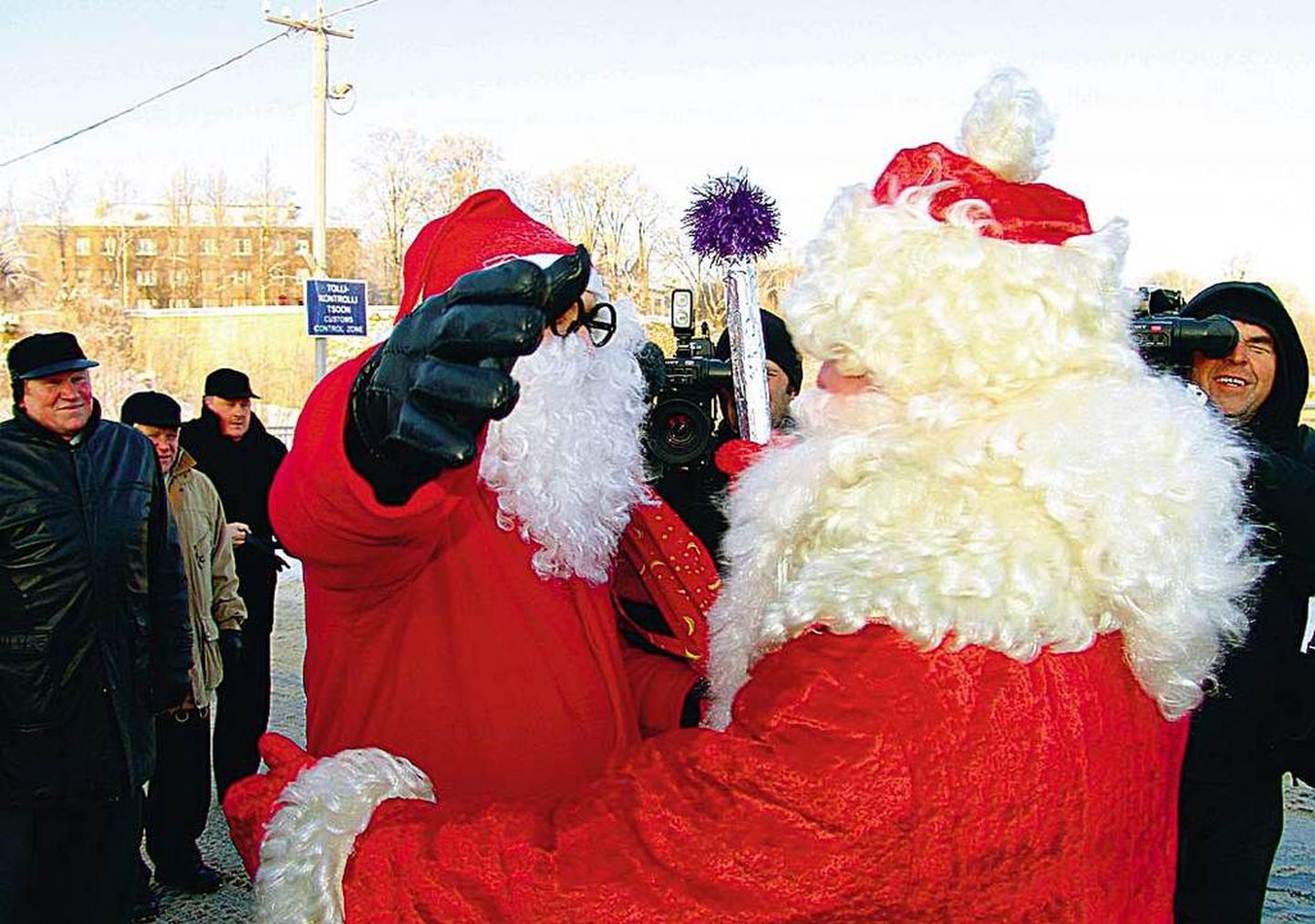На нарвском мосту встретились эстонский Няэривана и русский Дед Мороз. Фото иллюстративное.