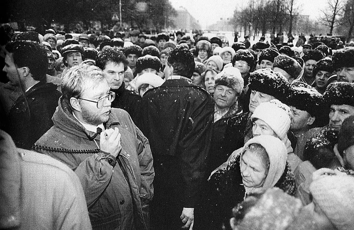 11. novembril 1992. aastal rahustab Mart Laar Narva linnavalitsuse esisele platsile kogunenud rahvast.