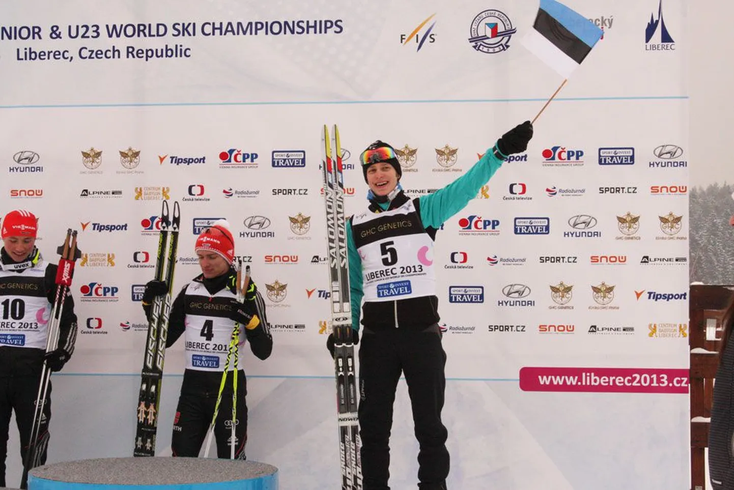 Han-Hendrik Piho (paremal) võis pärast pronksmedali võitmist lehvitada Eesti lippu. Säravamad autasud läksid sakslastele Manuel Faisstile (keskel) ja David Weldele.