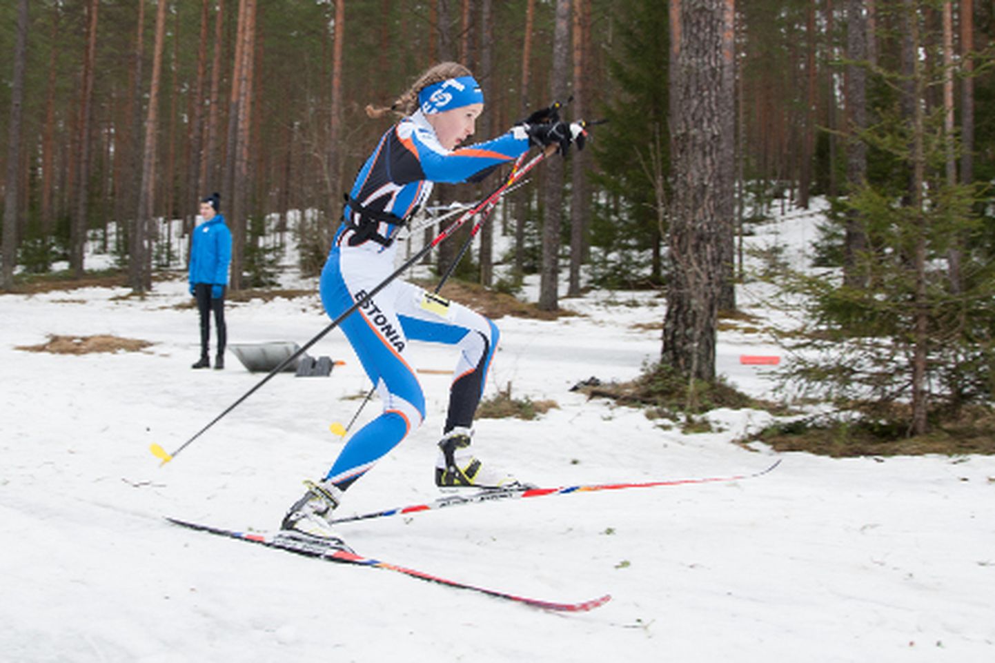 15aastane Rakvere neiu Kaisa Rooba lausa lendab jäisel rajal võiduka finiši poole - tema kullavõit oli avapäeval Eesti koondisele suur meeldiv üllatus.