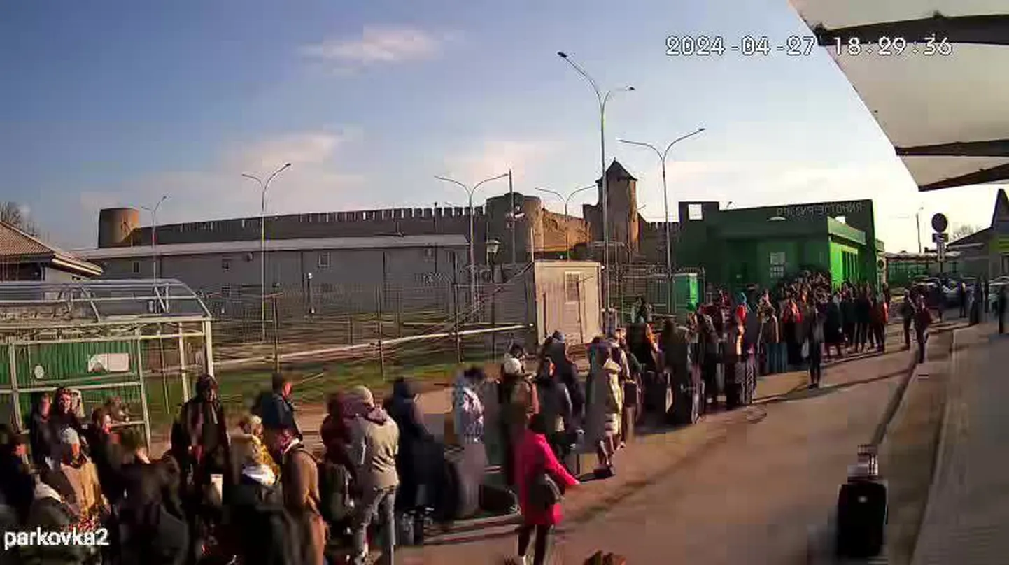 Огромная "живая очередь" на российско-эстонской границе