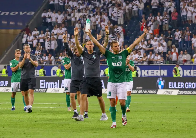 FC Flora mängijad ja personal tänamas 2019. aasta Euroopa liiga mängul Franfurdi fänne.