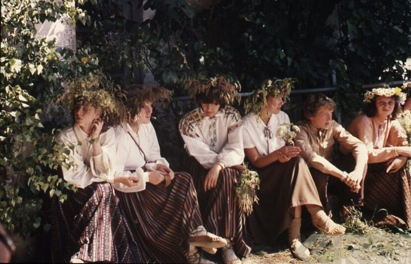 Etnogrāfisko un folkloras ansambļu koncerta dalībnieki Aizputē, Misiņkalna estrādē 1982. gadā.