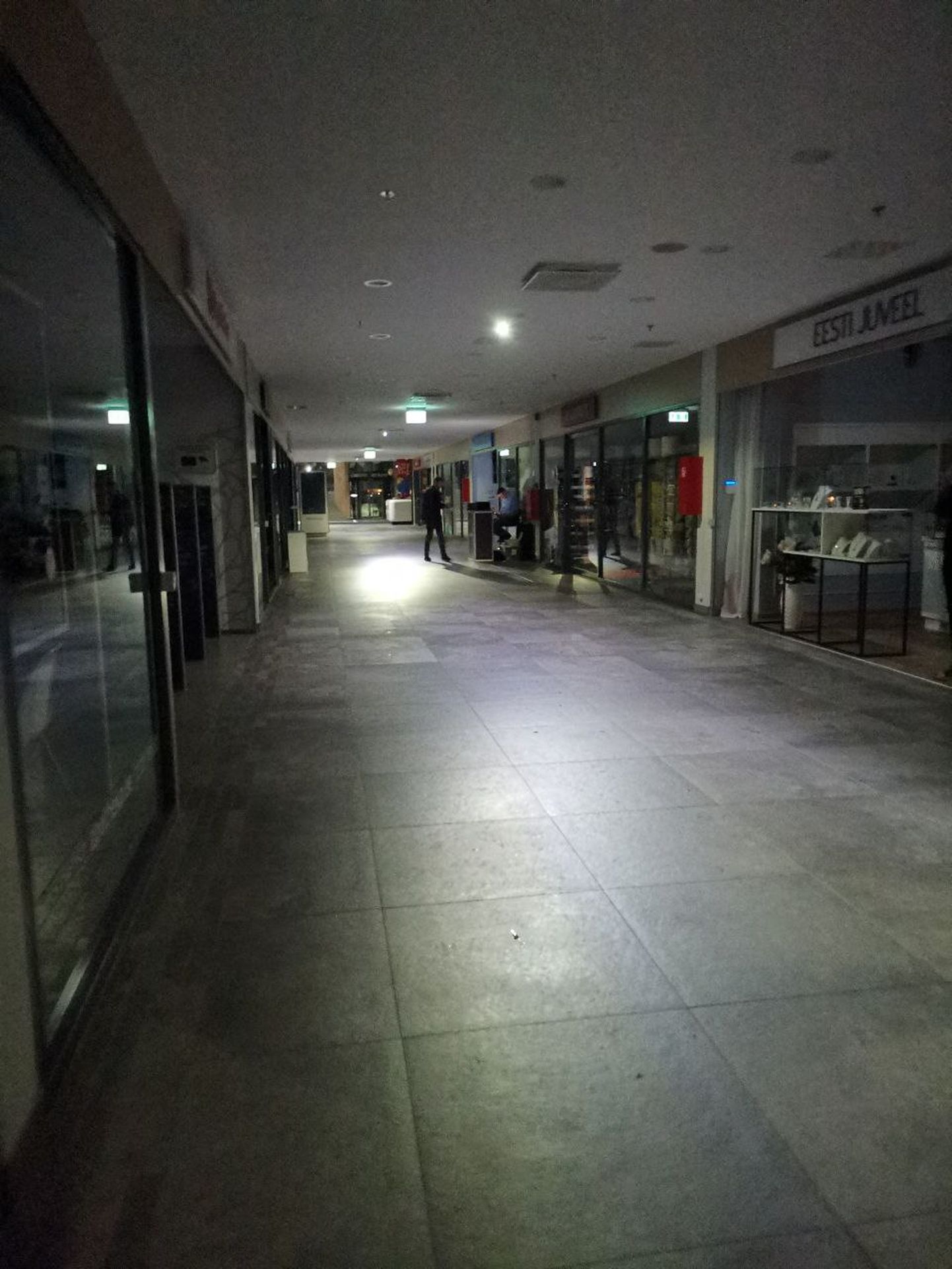 Без света остался и торговый центр Järve Keskus