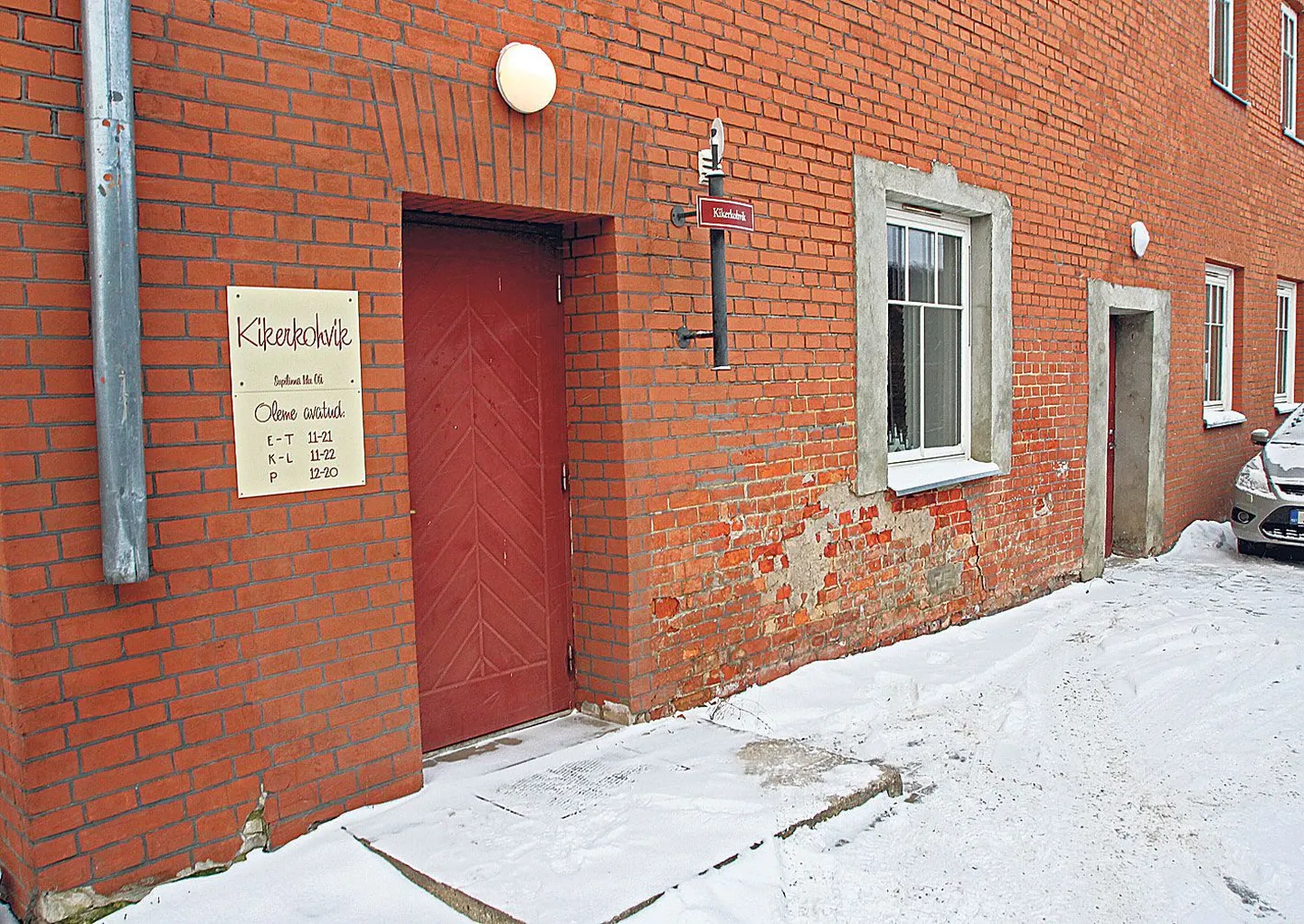 OÜ Supilinna Idu ei olnud eile keskpäeval reklaamsilte Emajõe 1a hoonelt Kroonuaia silla lähedal veel maha võtnud, kuigi Kikerkohviku viimane avalik lahtiolekupäev oli 23. detsember.