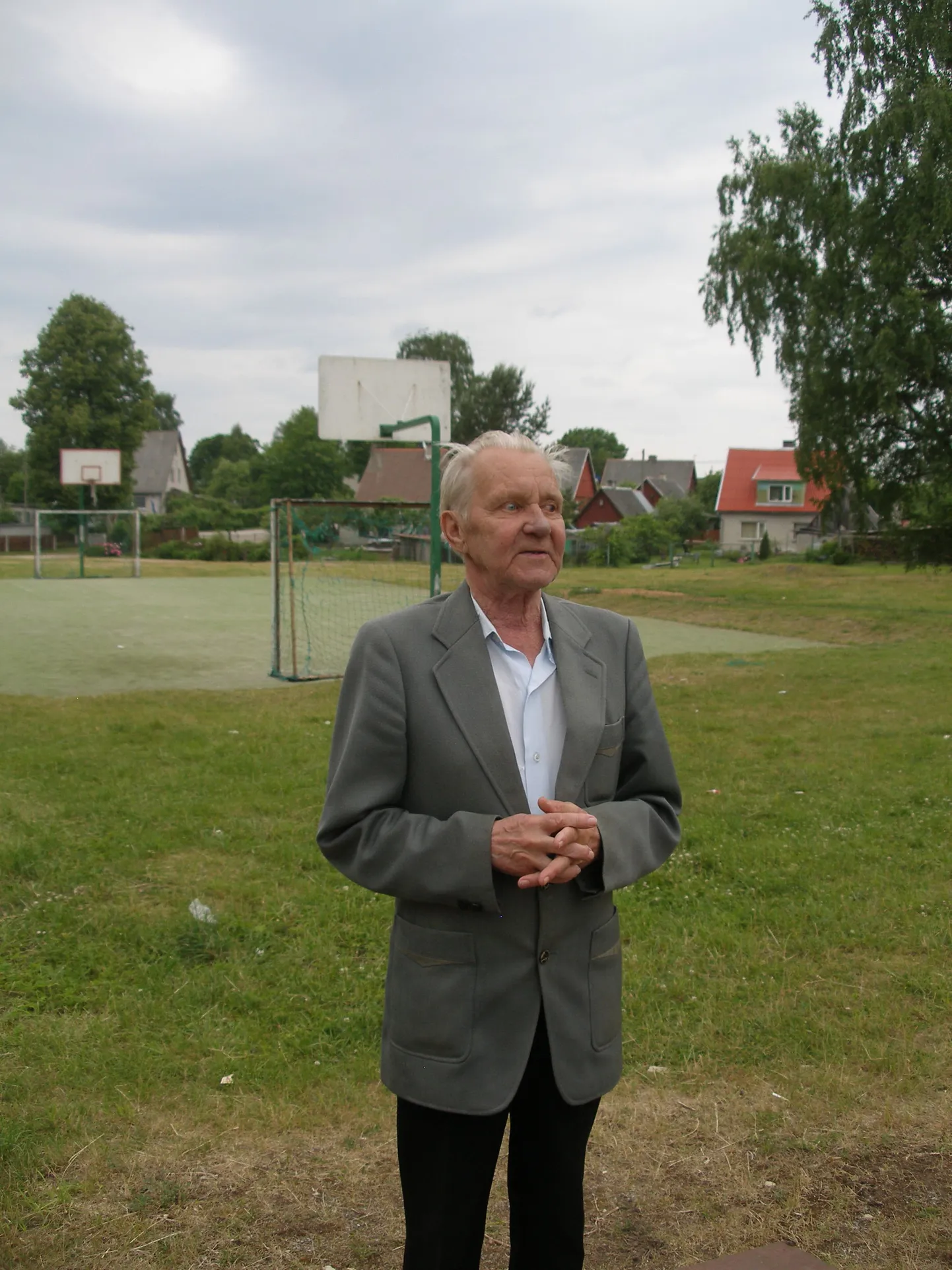 Jaanipeole saabunuid tervitab Valga Linna Pensionäride Liidu Juhatuse esimees Kuldar Paavel.