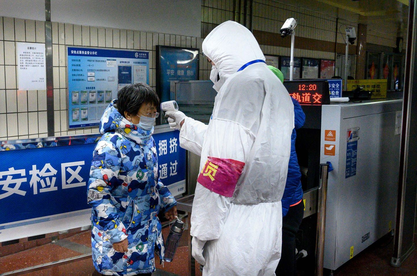 Kaitseriietuses turvatöötaja kontrollimas Hiina Pekingi metroosse sisenenud reisijat