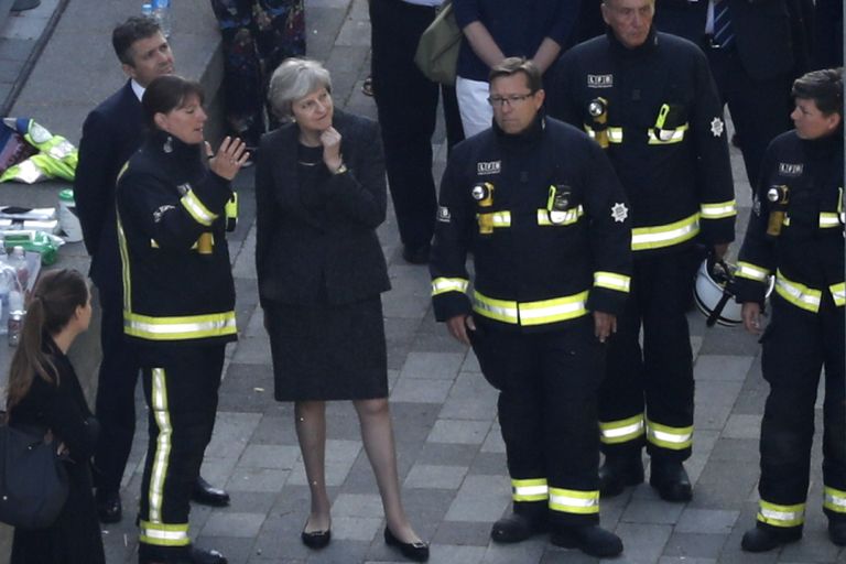 Theresa May tuletõrjujate keskel Grenfell Toweri juures päev pärast ohvriterohket põlengut Londonis.