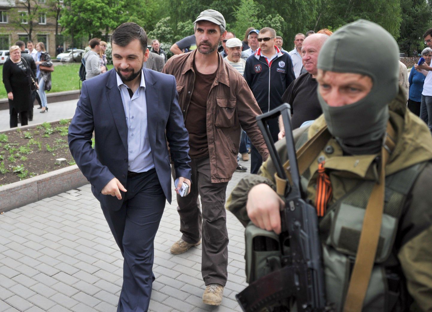 Deniss Pušõlin (ees vasakul) koos relvastatud ihukaitsejatega Donetski kesklinnas.