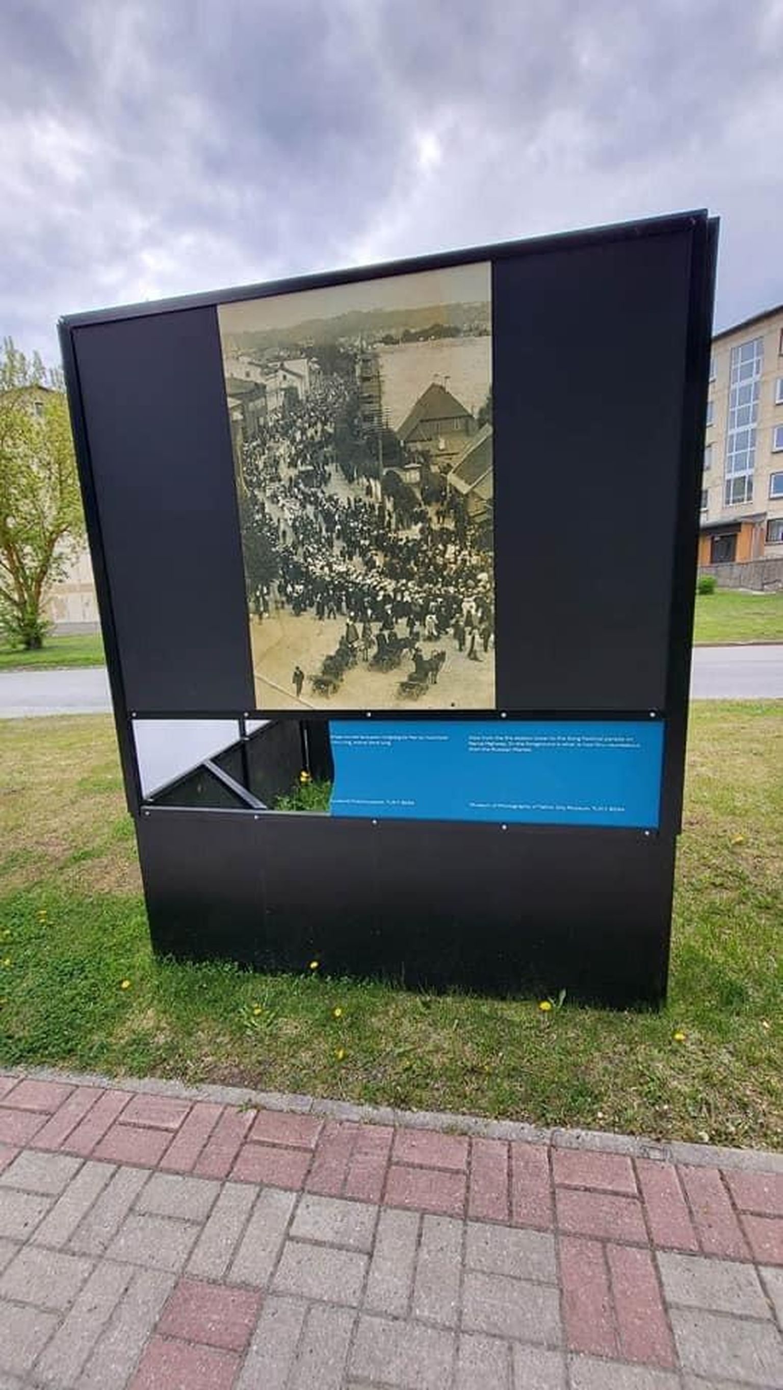 Kundas lõhuti Kasemäe tänaval seisva fotonäituse "Laulupeo teekond läbi aja" eksponaate.