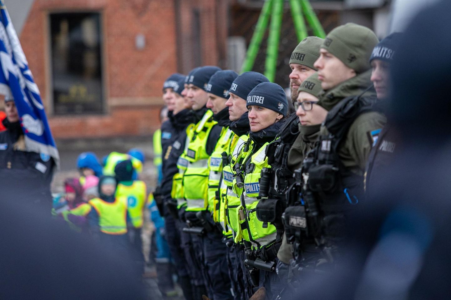 Politseinike read Rakvere Keskväljakul – Eesti vabariigi aastapäeva pidulik tähistamine.